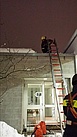Aufstieg mit Hilfe einer Leiter auf das Dach