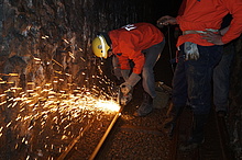 Arbeiten an den Gleisen der Bergwerksbahn