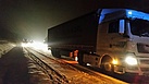 Querstehende LKWs und Schneebedeckte Fahrbahn